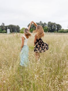 #field #photography #summer Ig Poses, Field Photography, Photography Summer, Open Field, Friend Photoshoot, Photography, Pins