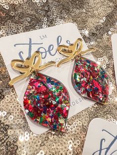 Our *new* confetti ornament earrings are here for the holidays! Lightweight & accented with a gold mirror bow top, these are sure to be your favorite accessory all season long! Confetti Ornaments, Ornament Earrings, Bow Top, Resin Earrings, Earrings Statement, Gold Mirror, Happy Holidays, Confetti, Statement Earrings