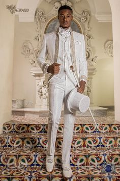 Costume de mariage baroque, redingote vintage en tissu de brocart floral blanc, collier Mao avec strass, modèle nº: 2016 Collection Ottavio Nuccio Gala Baroque. White Suits Men, Wedding Suit Styles, Baroque Wedding, Groom Suits, Gothic Shirts, Suit Vintage, Queen Outfit, White Dress Shoes, Suits Men