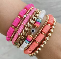 Evil Eye Preppy Bracelet, Heishi Bracelet Ideas Summer, Beaded Bracelets Preppy, Preppy Bracelets Ideas, Preppy Bracelet Stack, Preppy Clay Bead Bracelets, Trendy Beaded Bracelets, Pulseras Aesthetic, قلادات متدلية