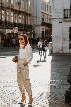 Slouchy Jeans Outfit, Beige Jeans Outfit, Jeans And White Shirt, Beige Pants Outfit, Hygge Fashion, Jeans Outfit For Work, Mom Jeans Style, Nude Outfits, Gigi Hadid Outfits