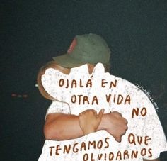 a man is holding a sign that says obama en otravida no tenganos que olvidanos