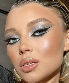 Silver Makeup Editorial, Metallic Silver Eye Makeup, Silver Highlighter Makeup, Silver Chrome Makeup, Chrome Eye Makeup, Chrome Makeup Look, Chrome Makeup, Metallic Smokey Eye