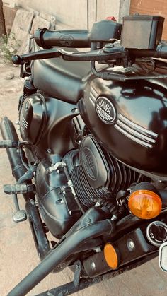 a black motorcycle parked in front of a building