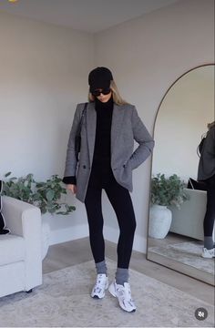 Smart Airport Outfit, Smart Casual Restaurant Outfit, Smart Casual Airport Outfit, Airport Leggings Outfit, Perth Outfit, Airport Outfit Leggings, Casual Friday Work Outfits Winter, Sports Mom Outfit, Outfits Leggins