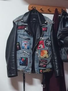 Eddie Munson Battle Vest, Black Transmasc Fashion, Thrash Metal Battle Jacket, Battle Vest Ideas, Battle Jacket Metal, Patch Jacket Ideas, Crust Jacket