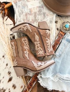 #westernoutfits #westernboots #designedboots #pointedtoeboots Western Booties, Western Design, Western Cowgirls, Western Cowgirl, The Outfit, Shoe Closet, Seychelles, Guinea Bissau, Papua New Guinea