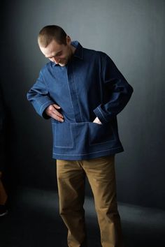 A pullover unisex smock with intergrated pockets. Lengthen the pattern where indicated for men's sizing. This pattern is designed for mid weight utility fabrics like denim and canvas, the heavier the fabric the more structured your silhouette will be. Lighter weight fabrics will result in a more relaxed, softer silhouette. All seam allowances are 1.5cm unless stated otherwise and are included in the pattern. Skill level: Intermediate. See product images for size charts and fabric requirements. Men Gorpcore, Sewing Patterns Men, Smock Pattern, Mens Sewing, Merchant Mills, Sewing Designs, Gingham Linen, Merchant And Mills, Structured Jacket