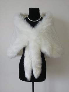 Material: Faux fur Color: Ivory Size: One size fits all Shipping time: 20 working days We accept returns. Washing not supported.