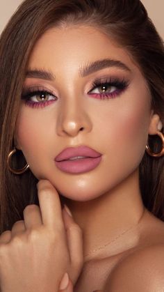 Makeup For Dark Pink Dress, Pop Of Pink Eyeshadow, Pink Eyes Makeup Look, Pink Eyeshadow Under Eye, Miami Makeup Looks, Makeup For Fuschia Dress, Current Makeup Trends 2023, Makeup Looks For Round Eyes, Pink Purple Makeup Looks