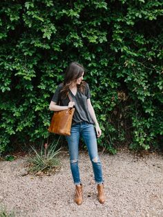 Brown Booties Outfit, Brown Chelsea Boots Outfit, Messy Bun Outfit, Winter Outfits Casual Cold, Bun Outfit, Fashion Bazaar, Chelsea Boots Outfit, Minimal Chic Style