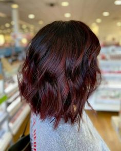 Wine Red Highlights Short Hair, Deep Red Bob Hair, Brunette Hair Color For Short Hair, Burgundy Red Short Hair, Black And Red Balayage Short Hair, Short Red Hair Highlights, Short Hair Styles Red Color, Faded Burgundy Hair, Burgundy With Red Highlights