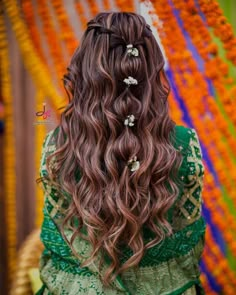 Hairstyle For Sangeet Function, Hairstyle For Mehndi Function, Hairstyles For Sangeet Function, Sangeet Hairstyles Bridesmaid Hair, Hairstyles For Mehndi Function, Sangeet Hairstyles For Bride, Sangeet Hairstyles, Cottagecore Hairstyles, Floral Hairstyles