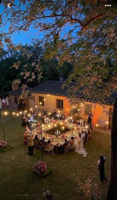 an outdoor dinner is set up in the yard for guests to eat and drink at