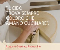 a person cutting cheese with a knife on top of the board that says, i cibo trova sempre colore amano cuinare