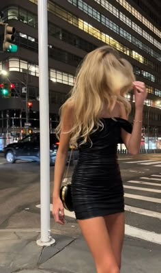 Nye Insta Pics, Dresses For Blondes, Blonde In Black Dress, Blonde Hair Black Outfit, Nye Picture Ideas, Insta Inspo Pics, Girls Night Out Aesthetic, Estilo Gossip Girl, Gossip Girl Aesthetic