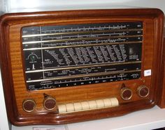 an old fashioned radio sitting on top of a counter