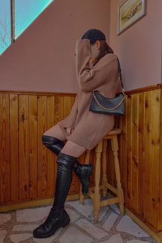 Girl posing on a chair, fashion post, girl, high boots, black boots, beige sweater, cozy sweater, warm, winter clothes, winter outfits, hat, long sweater, sweater dress, bershka fashion Simple Sweater, Simple Sweaters, Sweater Outfit, Cozy Sweater, Cozy Sweaters, Sweater Weather, Over Knee Boot, Sweater Outfits