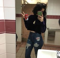 pinterest//mylittlejourney ☼ ☾♡ | pinterest: faaiithy | Curly Dark Brown Hair, Bathroom Selfie, Look Grunge, Dress Sweater, Logo Vintage, Pinterest Outfits, Dark Brown Hair, Grunge Hair, Grunge Fashion