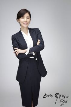 Business Portraits Woman, Professional Headshots Women, Hear Your Voice, Lee Bo Young, Film Korea, Business Dress Women, Business Portrait Photography, Home Studio Photography, Headshots Women