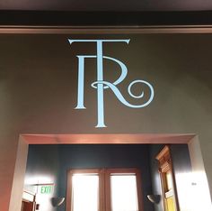 the entrance to a room with two doors and a sign that says,'r '