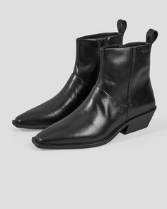 A timeless black boot for all occasions. Vagabond Shoes is based in Sweden and designed in-house. This shoe is made in Vietnam. – Heel height: 44 mm / Shaft height: 150 mm / Shaft width: 261 mm – Upper material: Leather / Lining material: Textile / Insole cover: Leather / Outsole: TPU [ lining is made from 100% recycled polyester and insole is made from chrome-free tanned leather. ] – Images via Vagabond Shoemakers Vagabond Brooke Penny Boots, Luxury Business Boots In Textured Leather, Luxury Black Business Boots, Minimal Chic Boots, Luxury Sleek Business Boots, Vagabond Black Boots, Chelsea Boots Men Outfit, Vagabond Shoemakers, Boots Men Outfit