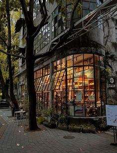 a building that is sitting on the side of a street with lots of windows in it