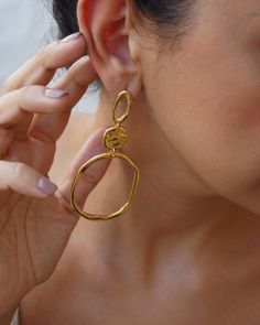 These are lovely large gold plated geometric CIRCLES earrings. They are impressive and they create a modern, sophisticated style. MEASUREMENTS AND SIZE 4 x 8.5mm / 0.157 x 0.334 in. MADE FROM These earrings are made from gold plated zamak. These earrings are thick, sturdy, and they don't bend. Nickel free and lead free. GIFTS OF LOVE All of our jewelry come gift wrapped with love, even if you purchase it for yourself. If this is a gift we can make it even more special. Just let us know with a co Large Statement Earrings, Minimal Boho, Earrings Minimal, Hammered Earrings, Chunky Earrings, Earrings Big, Gold Statement Earrings, Geometric Circle, Boho Gifts