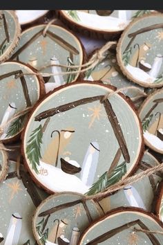 Décor de sapin en rondin - DIY Noël Paint Christmas Tree, Christmas Gifts Handmade, Paint Christmas, Wooden Slices, Painted Christmas Ornaments, Wood Christmas Ornaments, Wooden Christmas Ornaments, Christian Christmas, Christmas Ornament Crafts