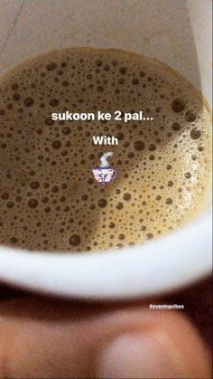 someone is holding a coffee cup with the words sukton ke 2 pal with