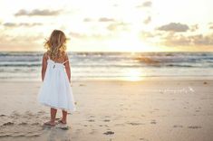 Ocean Poses, White Dress Ideas, Seaside Picnic, Sunset Dress, Photography Genres, Family Beach Pictures, Beach Family Photos, Inspiring Photography, Beach Family