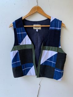 🍂Unisex open front vest size 12-14🍁 Constructed from a second hand small handmade quilt, lined with fleece. Perfect for the upcoming cooler Autumn / Winter weather, with the colours matching the intended seasons! Uncropped photos can be found on our Insta page, link in bio. Measurements (taken while lying flat): Underarm to underarm 47cm Length from shoulder to side approximately 48cm. Green Sleeveless Vest With Patchwork, Green Sleeveless Patchwork Vest, Quilted Cotton Sleeveless Vest, Waistcoat Designs, Fleece Gilet, Open Front Vest, Vest Waistcoat, Sewing Lessons, Vest Outfits