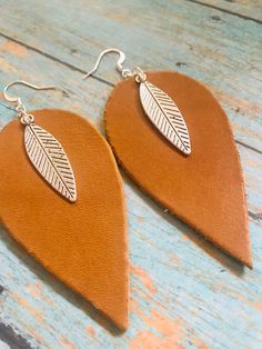 Diy Jewelry Inspiration, Knot Earrings, Leather Gifts, Joanna Gaines, Leather Diy, Feather Earrings, Etsy Jewelry