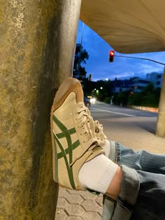 Walk In Shoe Closet, Onitsuka Tiger Outfit, Longchamp Bag Outfit, Beige Converse, Silver Cross Jewelry, 00s Mode, Green Converse, Basic Fit, Fire Fits