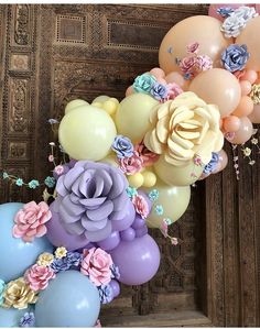 there are many balloons with flowers on them