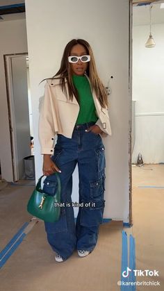 Baggy Cargo Pants Outfit Woman, Cargo Denim Pants Outfit, Cargo Jeans Outfit Women, Cargo Outfits Women, Cargo Jeans Outfit, Wide Leg Jeans Outfits, Denim Pants Outfit, How To Style Cargo Pants, Cargo Pants Outfit Women