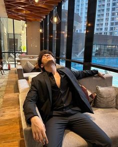 Men Fashion Photoshoot, Mens Smart Casual Outfits, Mens Photoshoot Poses, Classy Outfits Men, Wedding Outfit Men, Mens Casual Dress Outfits, Men Stylish Dress