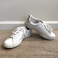 New! Never Worn! These White Sneakers Goes With Everything! Pull And Bear Shoes, Pull Bear Shoes, Bear Shoes, Bear White, Pull And Bear, White Sneakers, Women's Sneakers, Womens Shoes Sneakers, Womens Sneakers