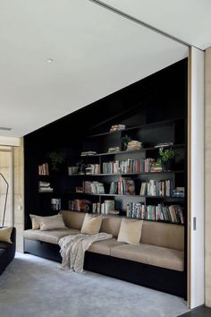 Grande bibliothèque dans le salon mise en valeur par la couleur Modern Home Library, Home Library Design Ideas, Contemporary Family Room, Home Library Rooms, Home Library Design, Built In Seating, Home Libraries, Reading Room, Home Library