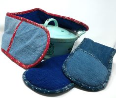 an oven mitt and pot holder made out of denim material with red stitching