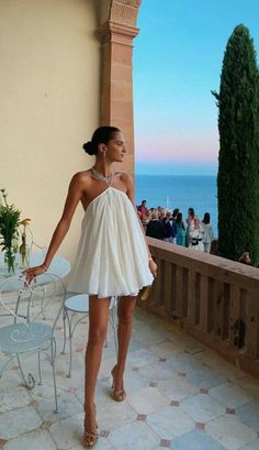 A solid white elegant pleated dress with the next specifications: • Material: 100% cotton • Backless, strapless hanging neck runway design • Pre order Look Gatsby, Short White Dress, For Wedding, Dresses Aesthetic, Dresses Spring, Looks Party, Cute Sandals, White Dress Summer