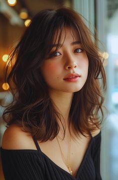 Discover elegant and carefree beauty with these 12 hairstyles designed for the long-faced beauty who values style and simplicity. Haircuts For Women With Long Faces, People With Long Faces, Hair Long Face, Hairstyles For Long Faces, Wavy Hair Long, Shoulder Length Wavy Hair, Medium Shag Hairstyles, Improve Your Appearance, Shoulder Length Curls