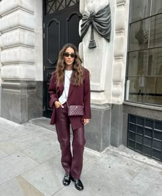 Burgundy Blazer Outfit Woman, Burgundy Blazer Outfit, Outfits Timeless, Tamara Kalinic, Mode Mantel, Burgundy Outfit, Stylish Fall Outfits, 50 Plus, Monochrome Fashion