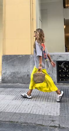 Street Chic Outfits Summer, 2024 Vintage Style, Summer 24 Street Style, Dressy T Shirt Outfits, Color Mixing Outfits, Summer Los Angeles Outfits, Colorful Sambas Outfit, Hot Weather Style, London Street Style Summer 2024