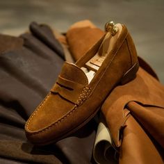 Where style meets art. The Penny Loafers 80160, crafted in tanned suede repello, represent the perfect fusion of tradition and sophistication. Each pair reflects an unparalleled dedication to craftsmanship, combining timeless elegance with a design that suits any occasion. Discover how the essence of art lives in every detail. #carmianshoemaker #carmina #loafers #pennyloafers #loafersformen #mensshoes A Design, Shoe Collection, Timeless Elegance