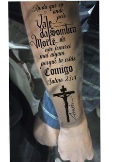 a person with a cross tattoo on their leg and the words in spanish are written