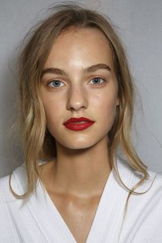 Red lip & naked eye Artist Makeup, Fall Makeup Looks, Minimal Makeup, Beauty Make-up, Burberry Prorsum, Fall Makeup, Red Lipstick