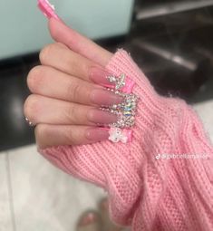 Pink Nail Designs Charms, Pink Heart Charm Nails, Heart Nail Charm Designs, Long Pink Acrylic Nails With Charms, Heart Nail Charm, Latina Nails, Fake Nails Designs, Ombre Acrylic Nails