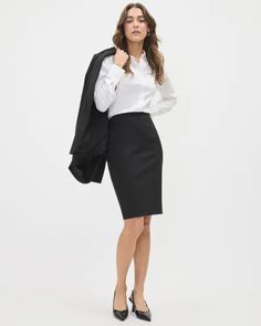 Affinez votre garde-robe professionnelle avec le Tailleur Indispensable (MD). Idéale pour un style soigné au bureau, cette jupe fourreau uni est conçue dans un tissu extensible si confortable que vous voudrez la porter tous les jours. Coupe - Coupe fourreau - Taille haute - Longueur du corps au dos de 24 '' (taille 8) Caractéristiques - Maille haute densité extensible : contient 44 % de polyester recyclé* - Doublure extensible - Fermeture à glissière invisible au dos - Fente au dos * Ce vêtement Fashion Mistakes Woman, Dress With Fishnets, 10 Winter Outfits, Black Skirt Outfits, Street Style Fall Outfits, Business Skirt, Chic Scarves, Pencil Skirt Outfits, Pencil Silhouette