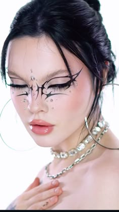 Cybersigilism Makeup, Graphic Liner Makeup Black, Y3k Makeup, Goth Fairy Makeup, Hiphop Makeup, Futuristic Makeup Looks, Techno Makeup, Cybergoth Makeup, God Makeup